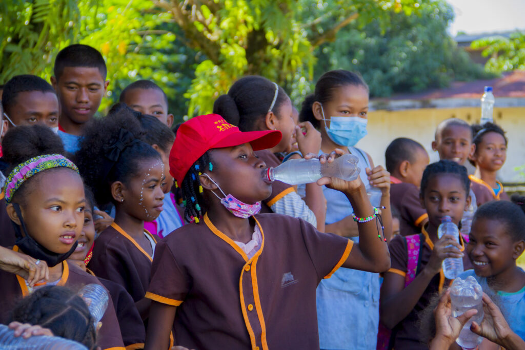 Groupe d'enfant bénéficiaire de 1001 fontaines