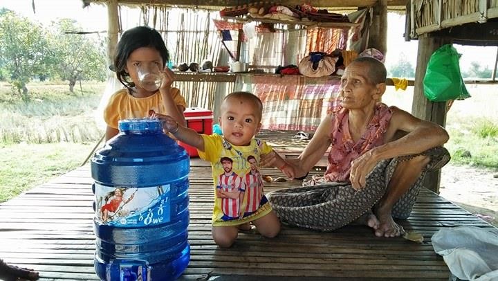 Une grand-mère et ses petits-enfants bénéficiaire de 1001 fontaines